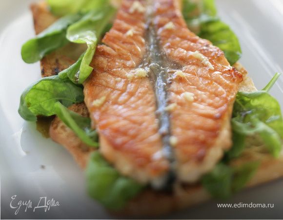 Маринованная семга на гриле с хлебом и салатом Маринованная семга на гриле с хлебом и салатом