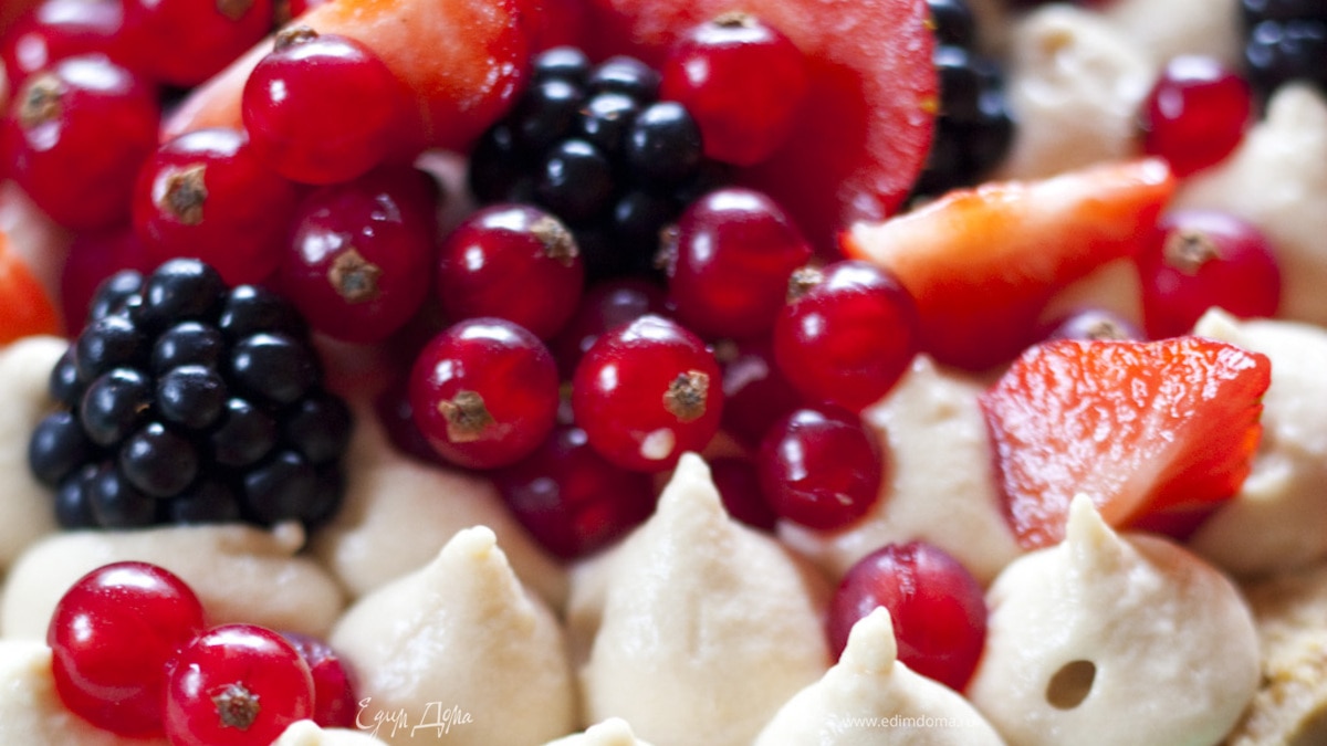 Легкий пирог с маскарпоне и ягодами