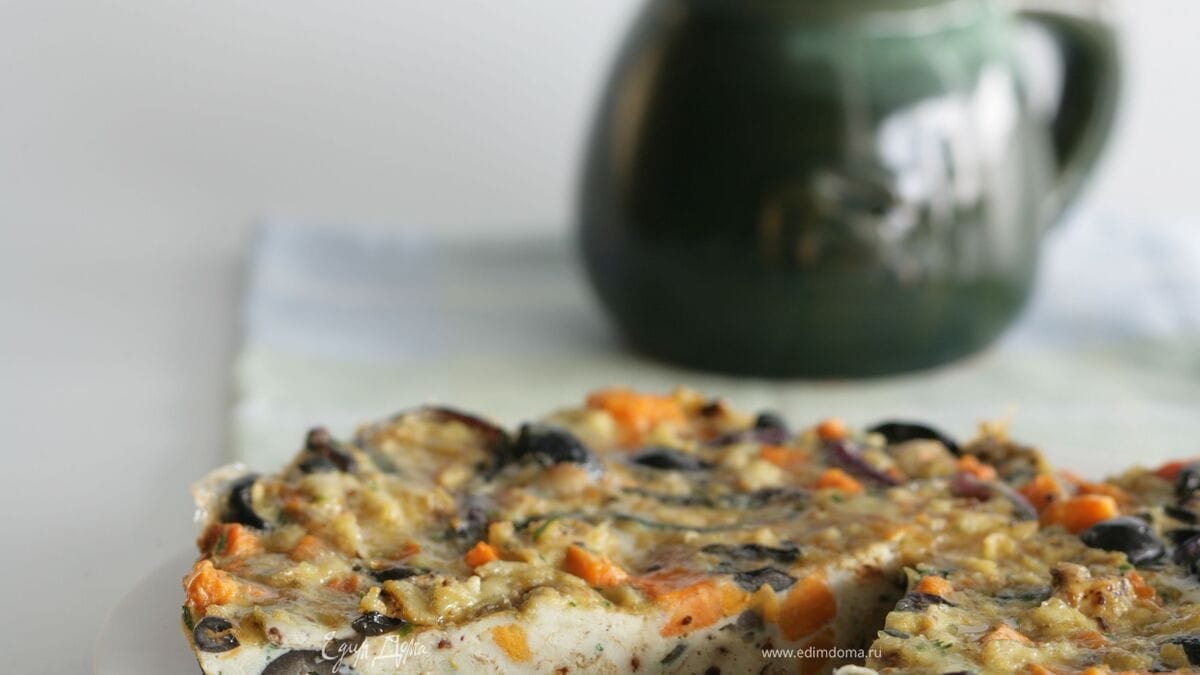 Оливковая фриттата со сладким картофелем и красным луком