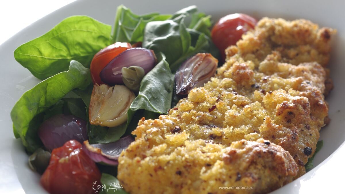 Рыба в панировке с теплым салатом из помидоров