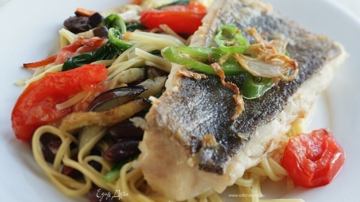 Жареная треска с овощами