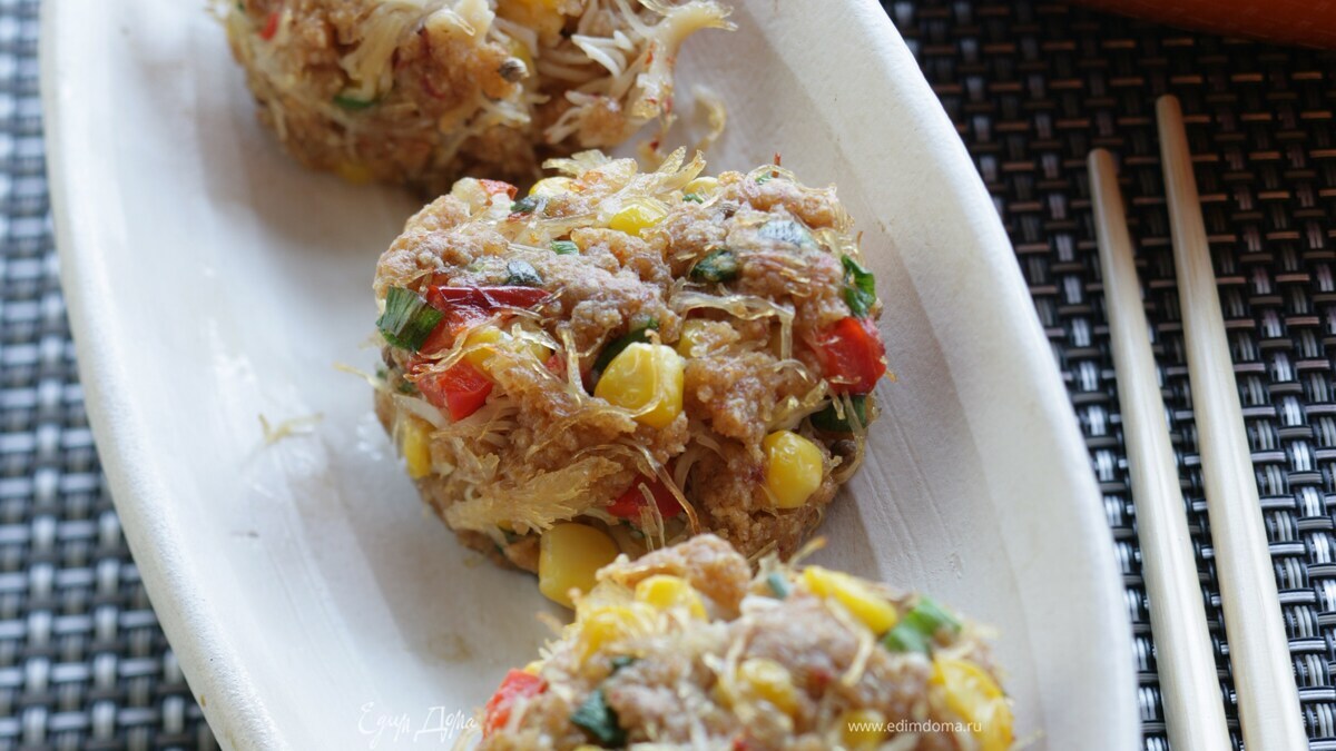 Крабовые биточки с огуречным соусом