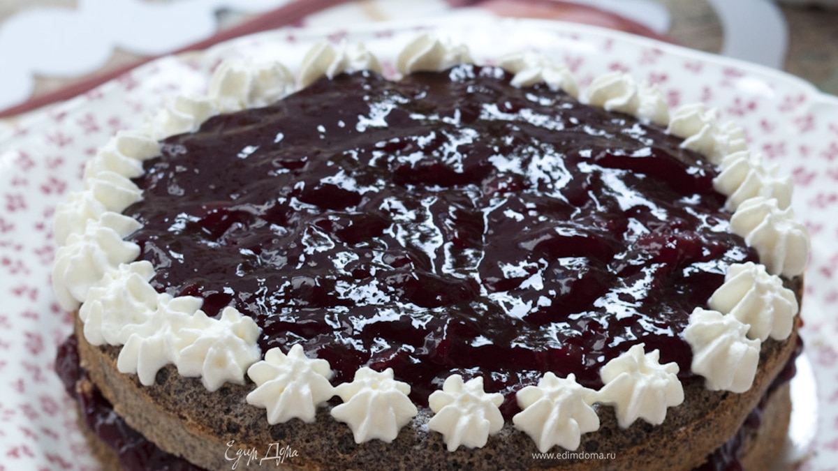 Маковый торт с вареньем и взбитыми сливками