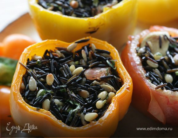 Помидоры и перец, фаршированные диким рисом 