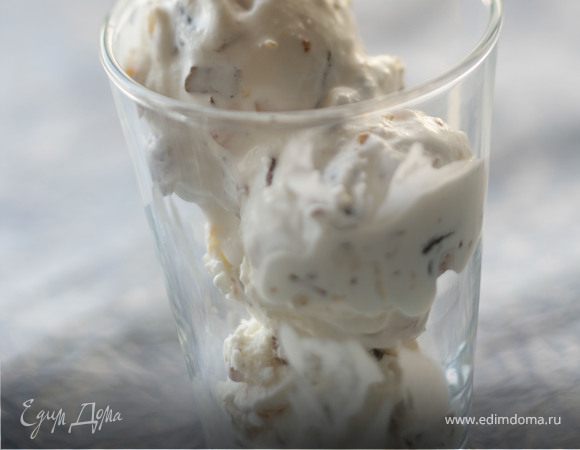 Мороженое с сухофруктами, орехами и ромом 