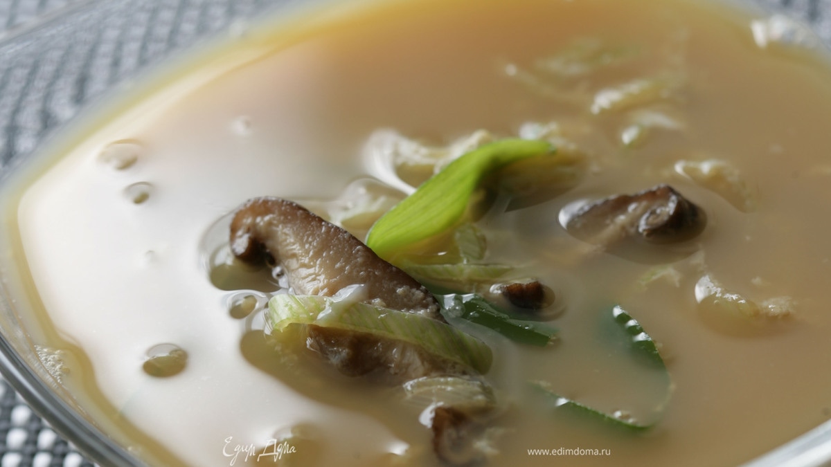 Прозрачный суп с яйцом и луком-пореем