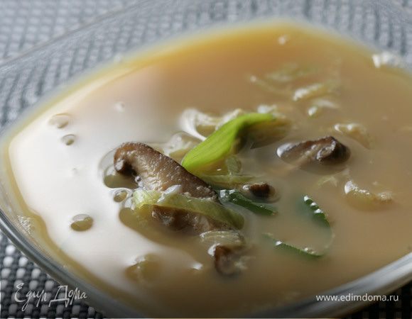 Прозрачный суп с яйцом и луком-пореем