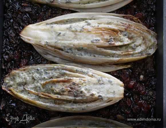 Гратен из цикория с голубым сыром и изюмом