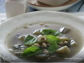 Суп из баклажанов, базилика и белой фасоли