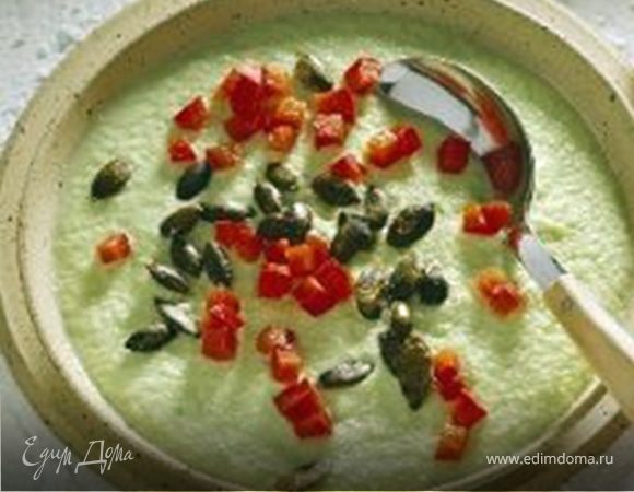 Холодный суп с огурцами и перцем