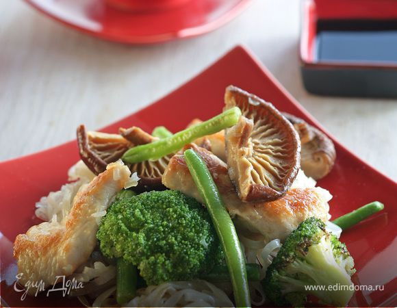 Курица с жареной лапшой и грибами