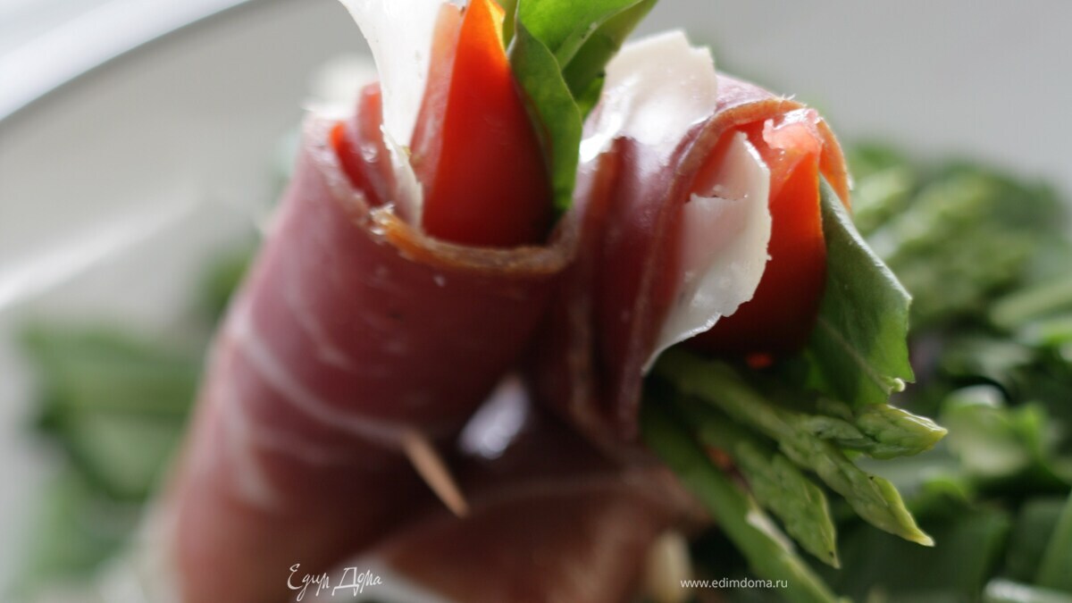 Салат из хрустящего шпината и ветчины