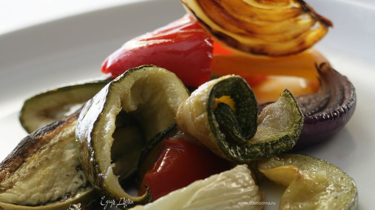 Салат из средиземноморских запеченных овощей