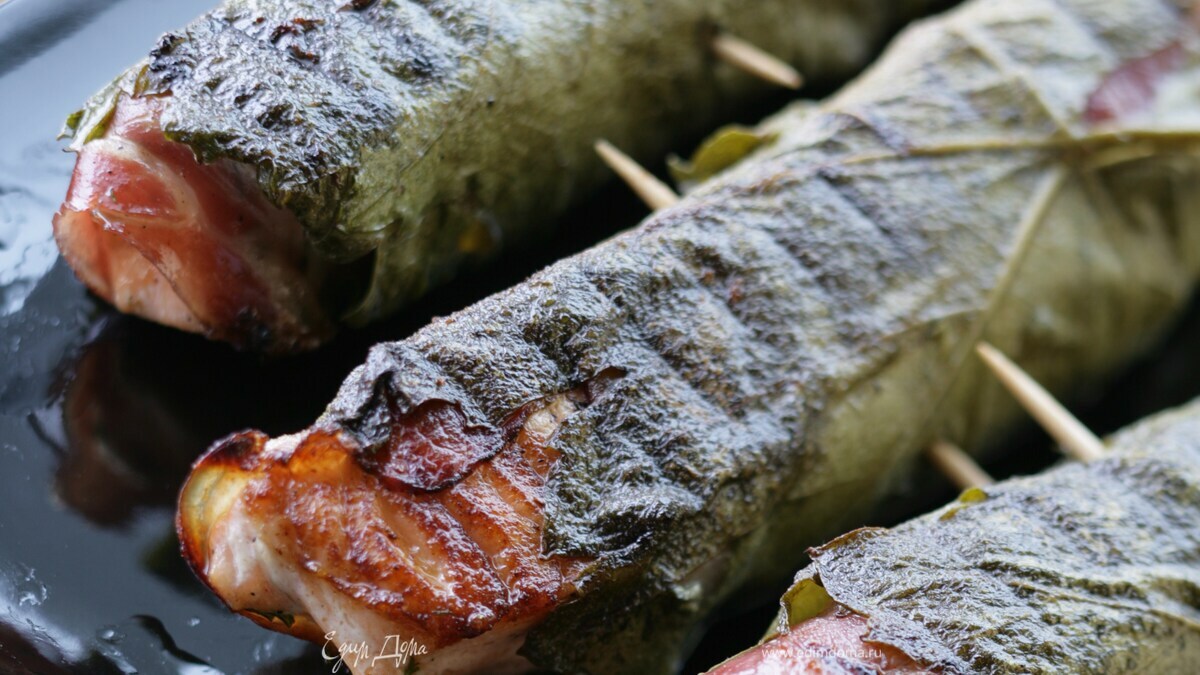 Семга в виноградных листьях на гриле