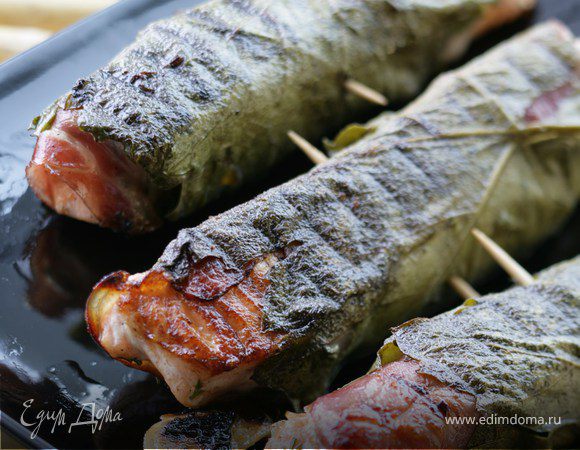 Семга в виноградных листьях на гриле 