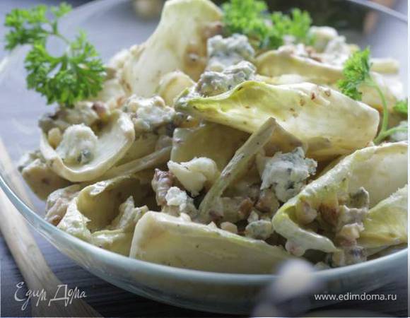 Салат из цикория с голубым сыром