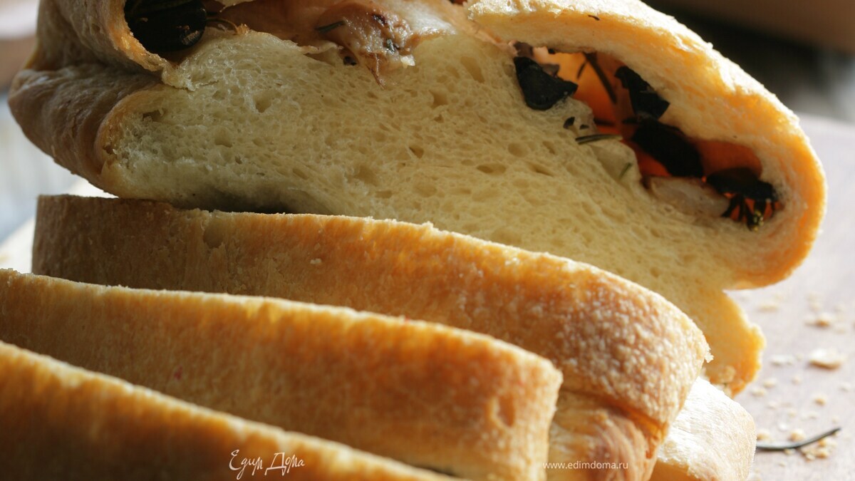 Хлеб с оливками и чесноком