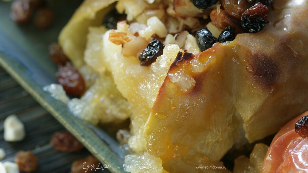 Запеченные яблоки с орехами и изюмом