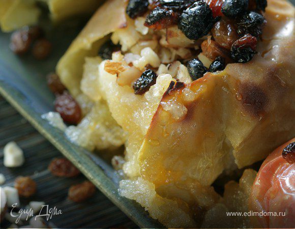 Запеченные яблоки с орехами и изюмом