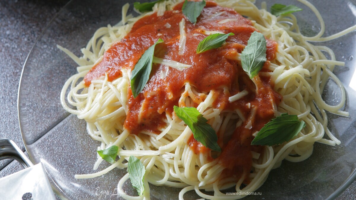 Спагетти с имбирем и помидорами