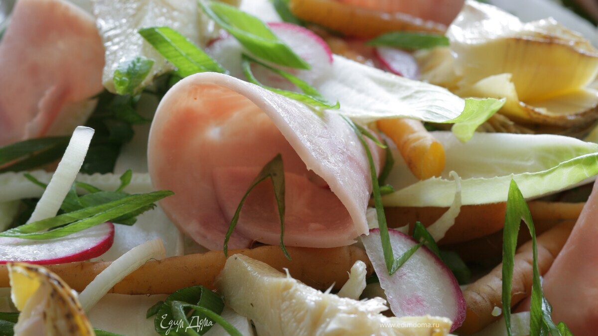 Салат из весенних овощей с ветчиной, перепелиными яйцами и домашним майонезом