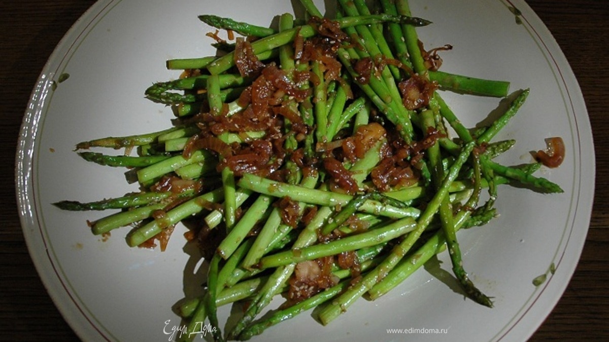 Салат из спаржи с кунжутом