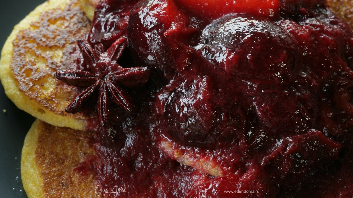 Кукурузные оладушки со сливами