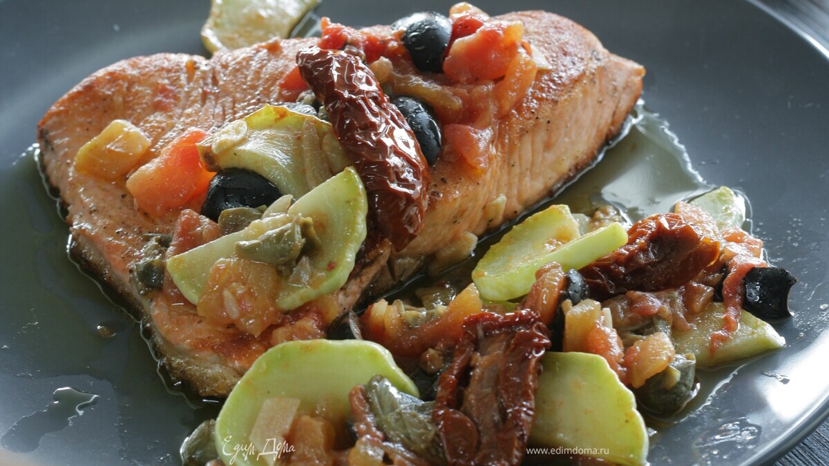 Семга с тушеными овощами