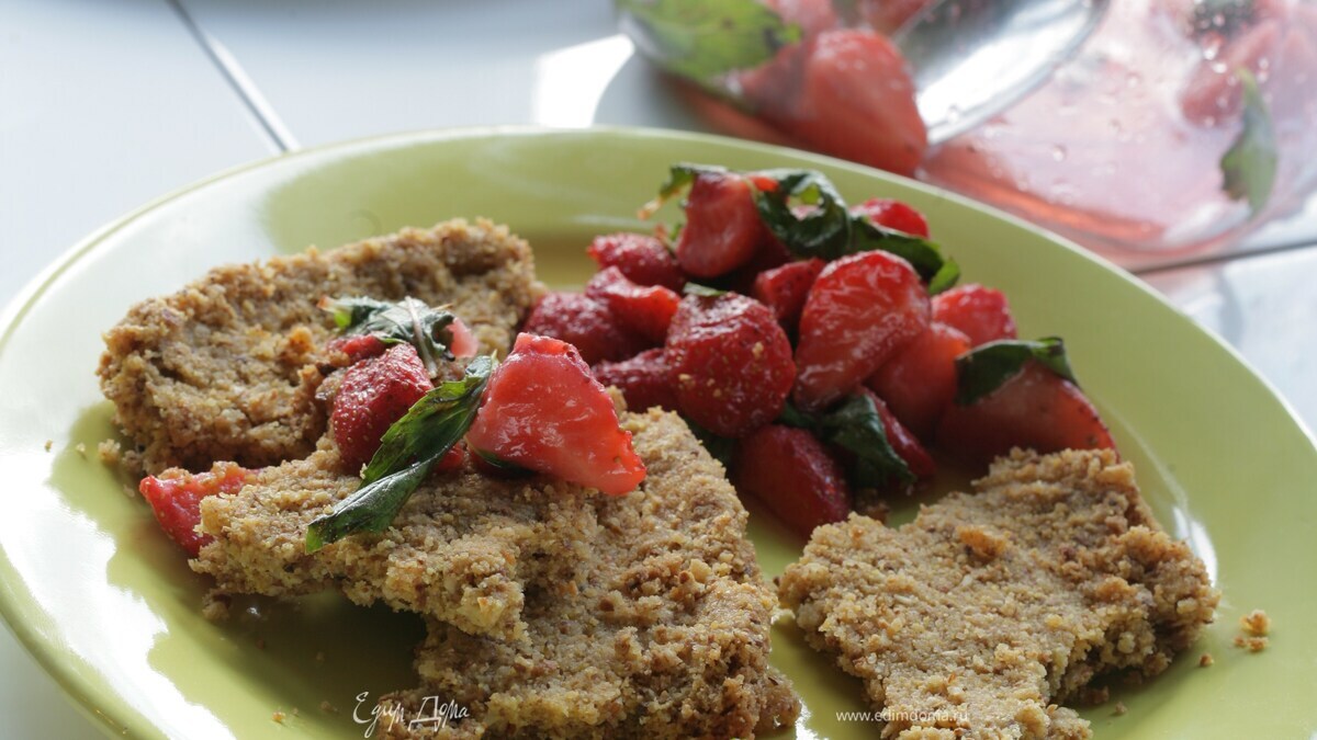 Кукурузное печенье с клубничным соусом