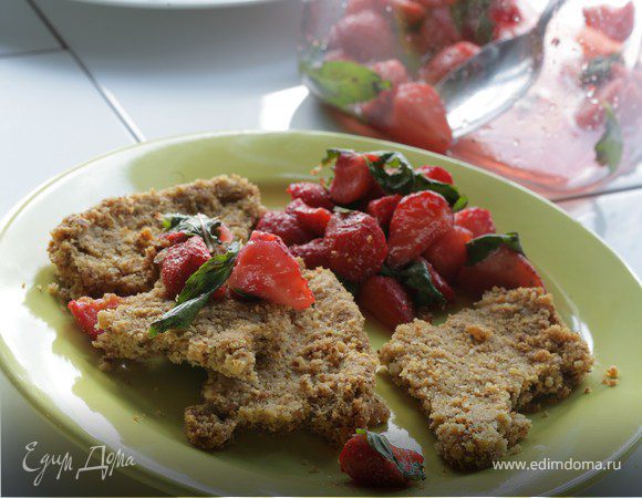 Кукурузное печенье с клубничным соусом Кукурузное печенье с клубничным соусом