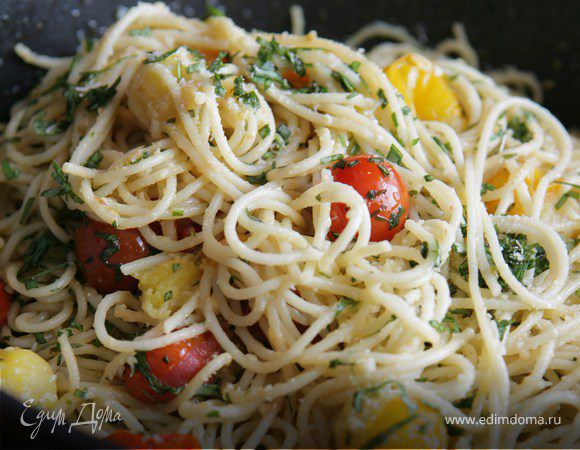 Макароны с помидорами, базиликом и пармезаном Макароны с помидорами, базиликом и пармезаном