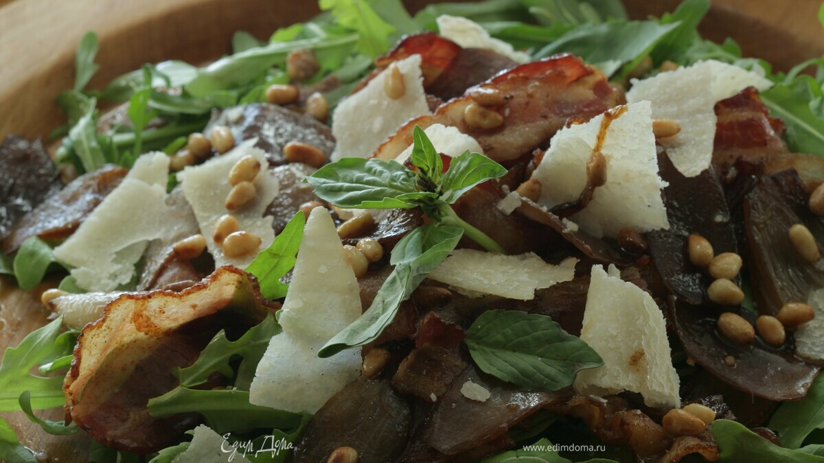 Теплый салат с луком, беконом и руколой