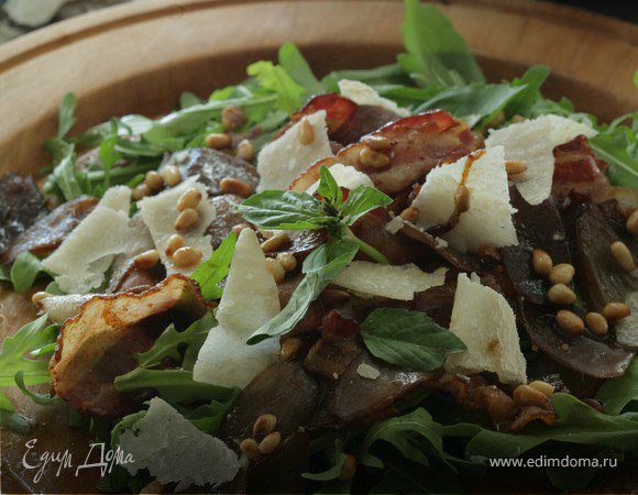 Теплый салат с луком, беконом и руколой