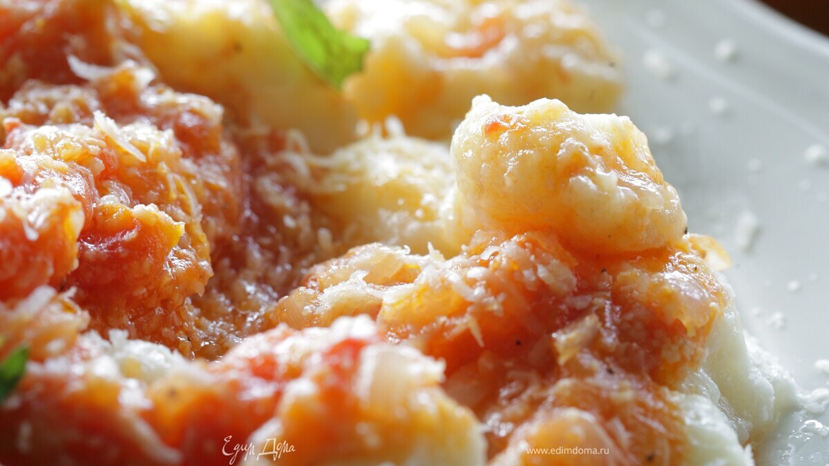 Картофельные ньокки с соусом из помидоров и базиликом
