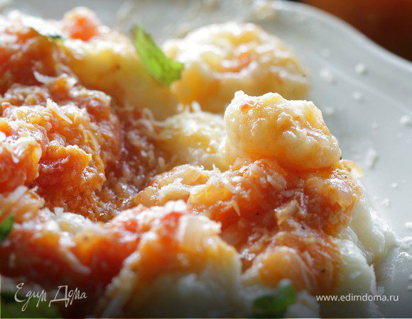Картофельные ньокки с соусом из помидоров и базиликом Картофельные ньокки с соусом из помидоров и базиликом