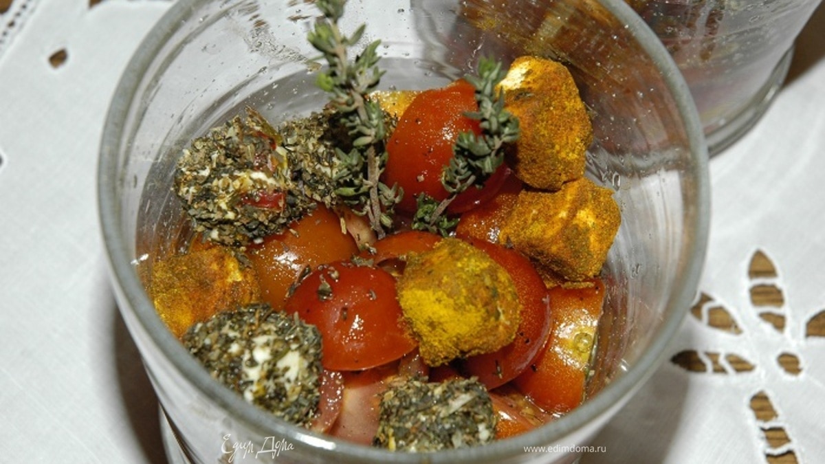 Салат из перца с фетой и помидорами