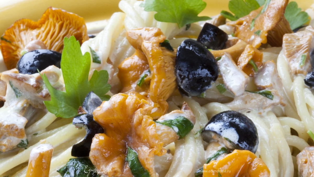 Спагетти с лисичками и оливками