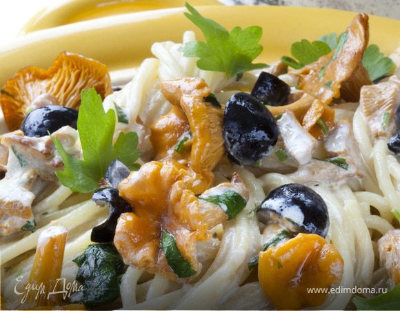 Спагетти с лисичками и оливками Спагетти с лисичками и оливками