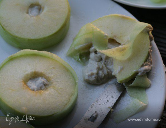 Сэндвич из яблока с сельдью по-кончаловски Сэндвич из яблока с сельдью по-кончаловски