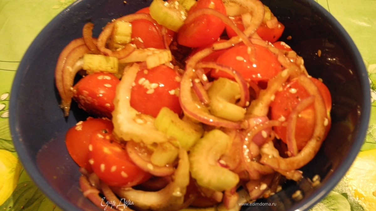 Салат из сельдерея и помидоров