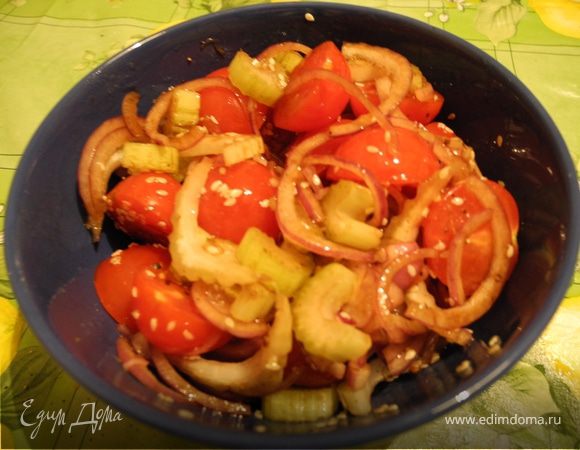 Салат из сельдерея и помидоров Салат из сельдерея и помидоров