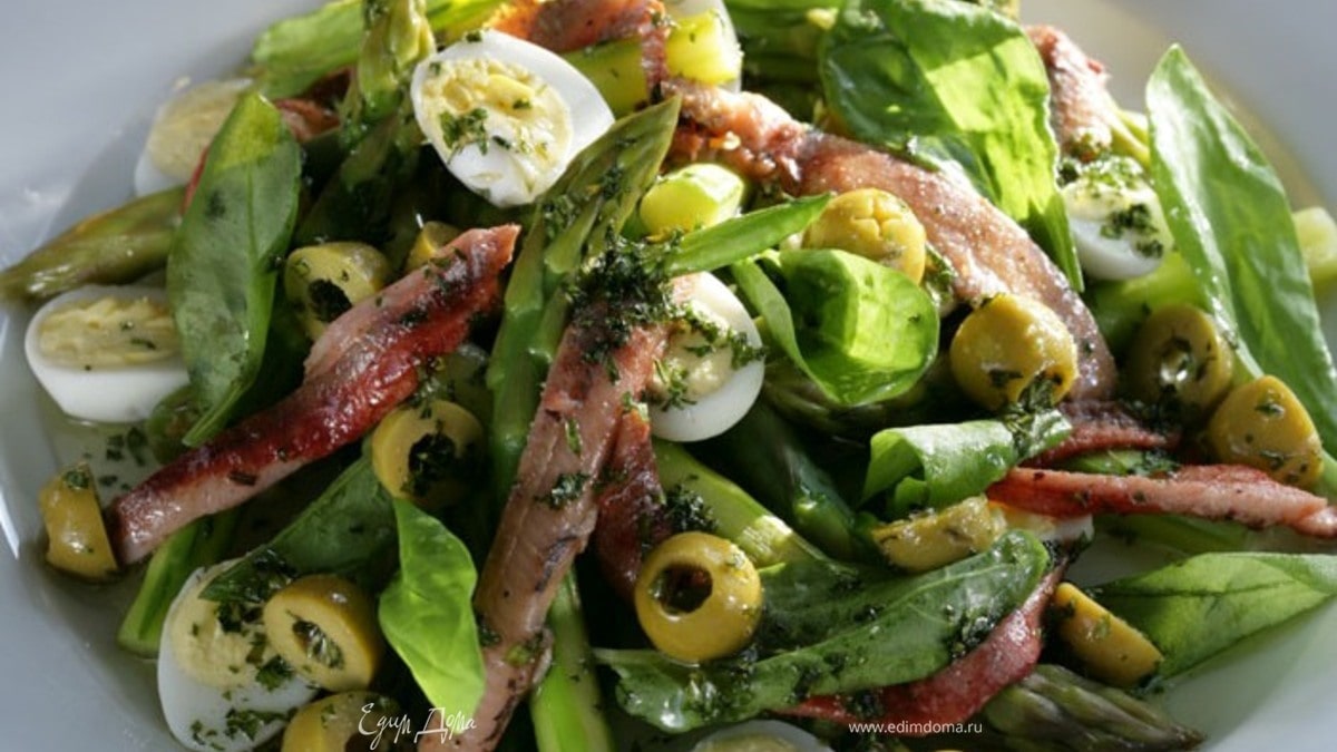 Салат из спаржи с анчоусами