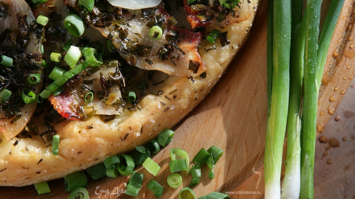 Пицца с зеленым луком и тимьяном