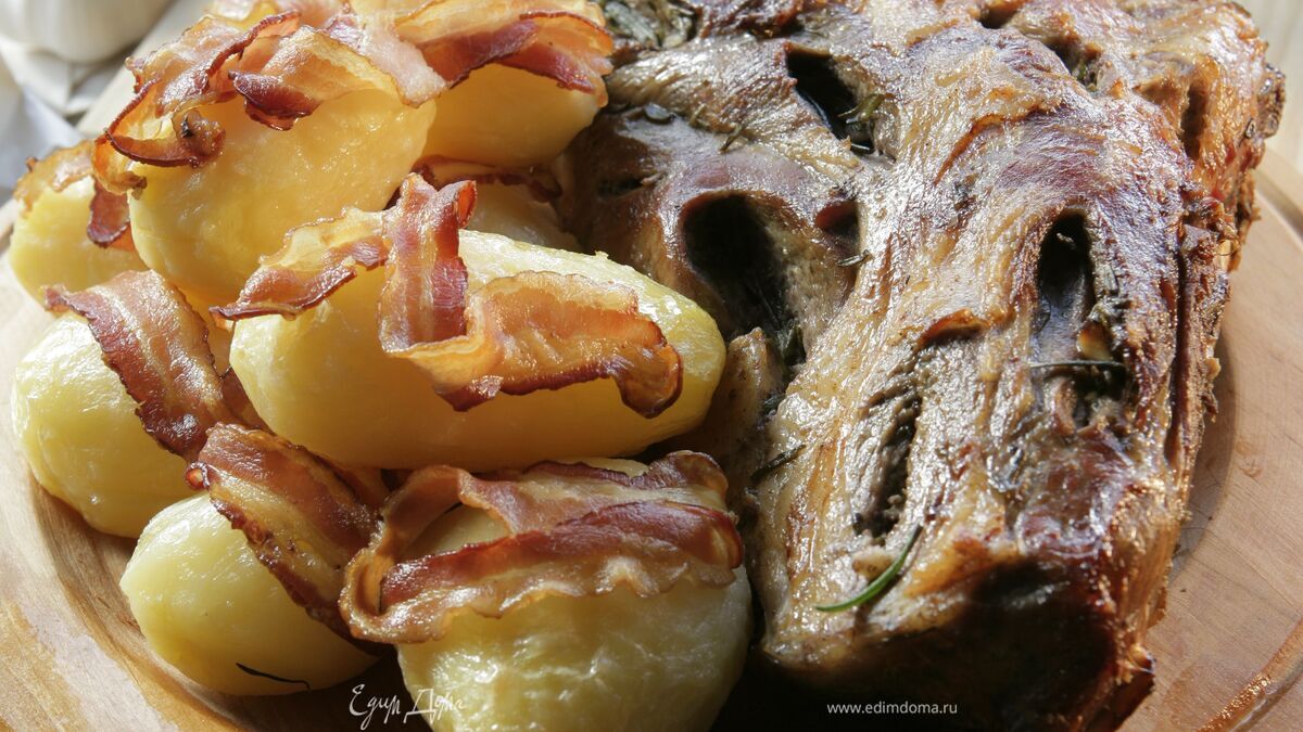 Бараний окорок с картофелем