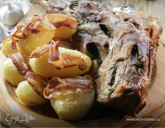 Бараний окорок с картофелем 