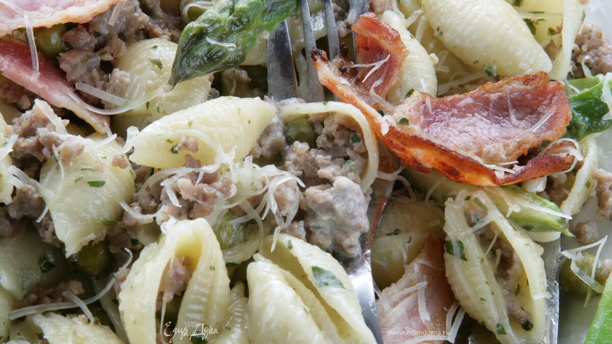 Макароны-ракушки со спаржей, горохом и беконом