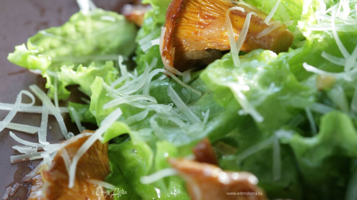 Теплый салат с лисичками