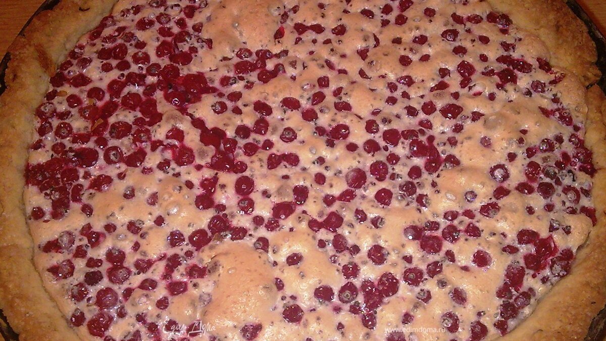 Пирог с красной смородиной