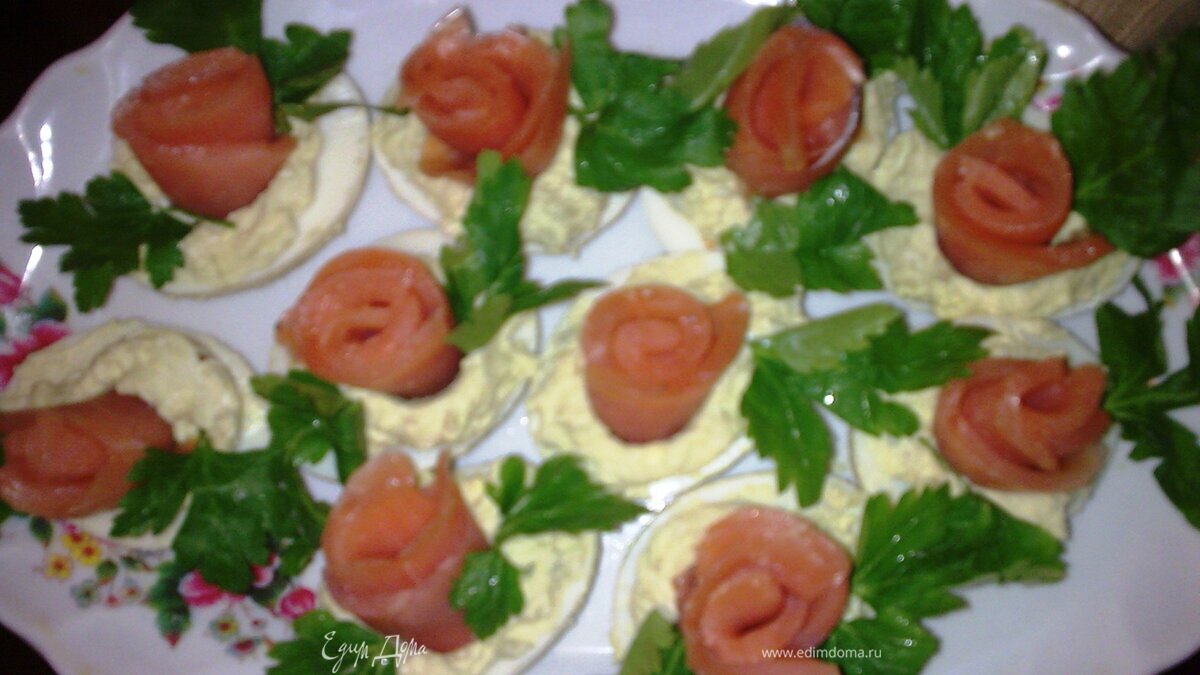 Яйца, фаршированные семгой