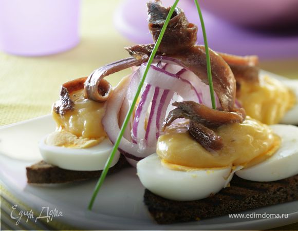 Яйца с соусом из филе анчоусов